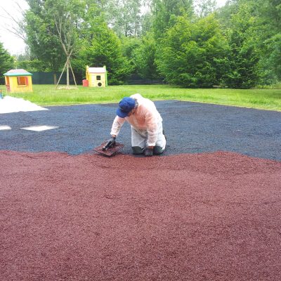 Posa pavimentazione a colata scuola materna