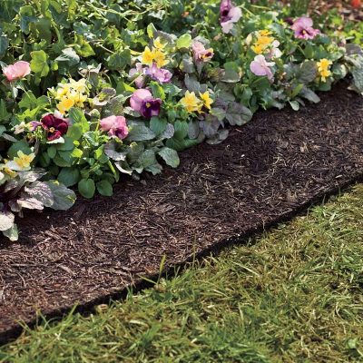 Bordo in fibra di gomma colorato attorno aiuola