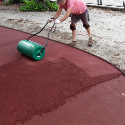 Lavoro di posa pavimentazione anti trauma