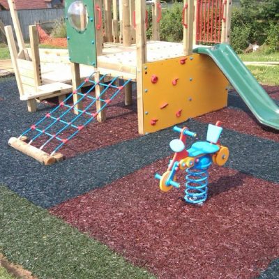 Rotoli antitrauma su parco giochi